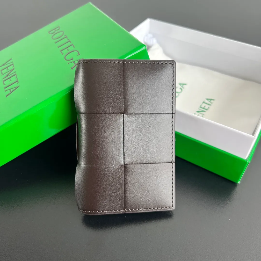 B's new big card holder 649602 is an essential carry-on for everyone. The body of the bag is made of cowhide and has a smooth texture. It has 6 card slots. There is also a compartment in the middle to put some money. It is a very lightweight card holder. Nowadays, the bags we carry are getting smaller and smaller. One card holder can satisfy them all. There are also many color options. There is always one you like. Size: 11x7.5 p496